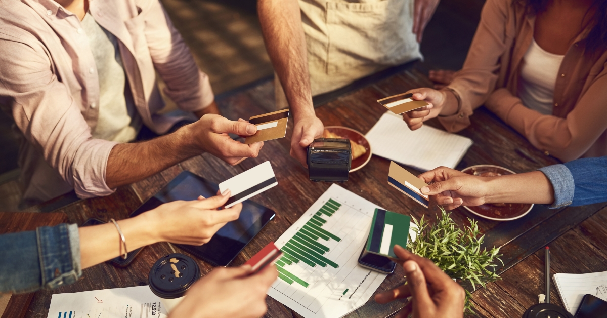 friends at coffee shop using credit card for payment 