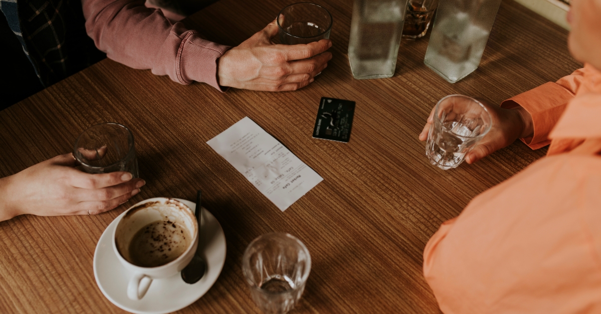 friends splitting the bill on the table 