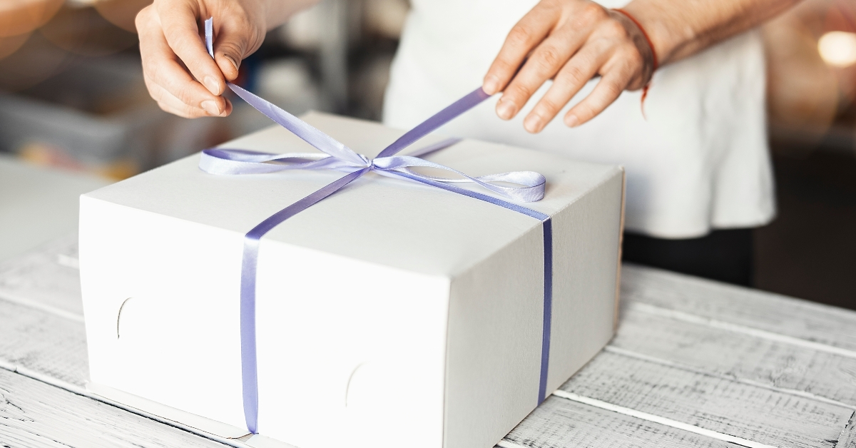 white cake packaging 