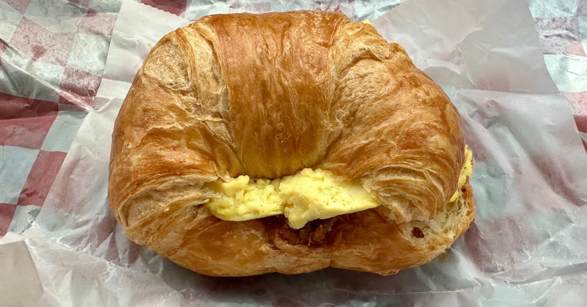a photo of croissant sandwich