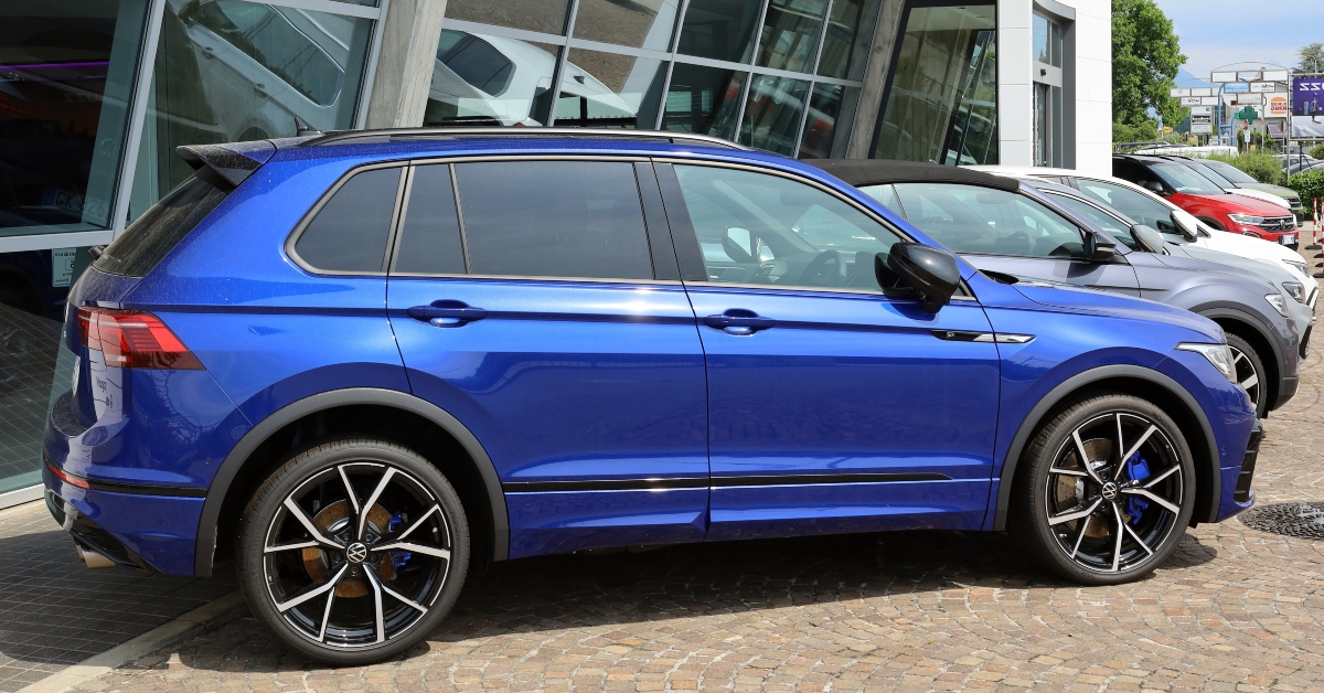 blue volkswagen tiguan