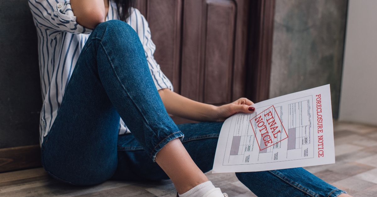 woman holding document with foreclosure and final notice