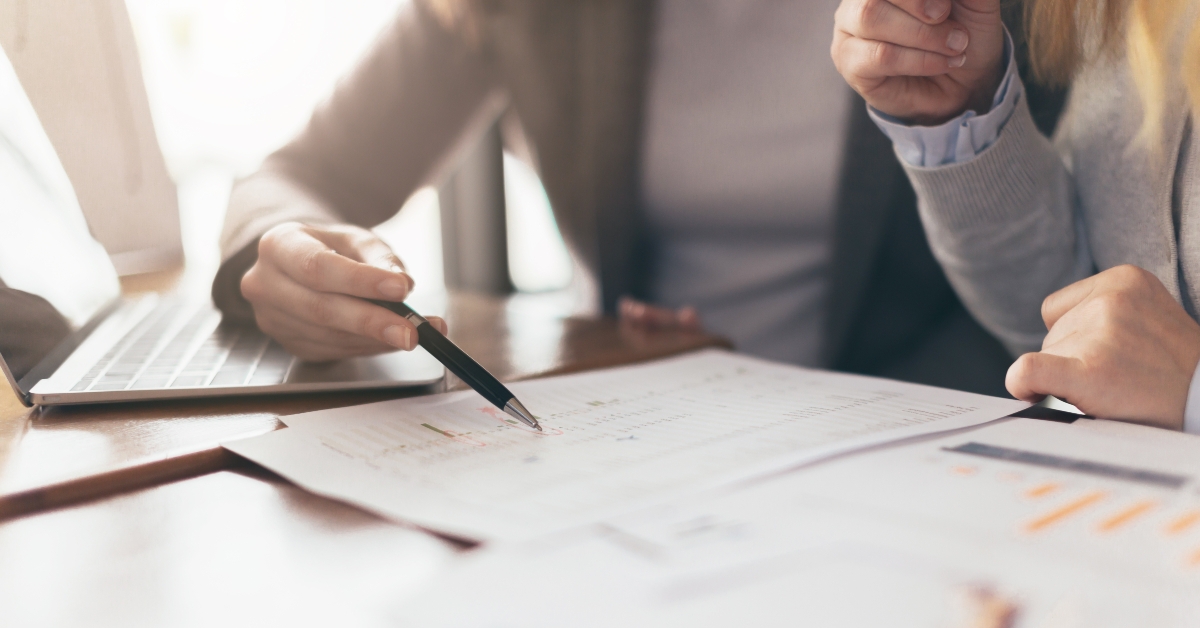 friends with laptop and paperwork with color tone effect