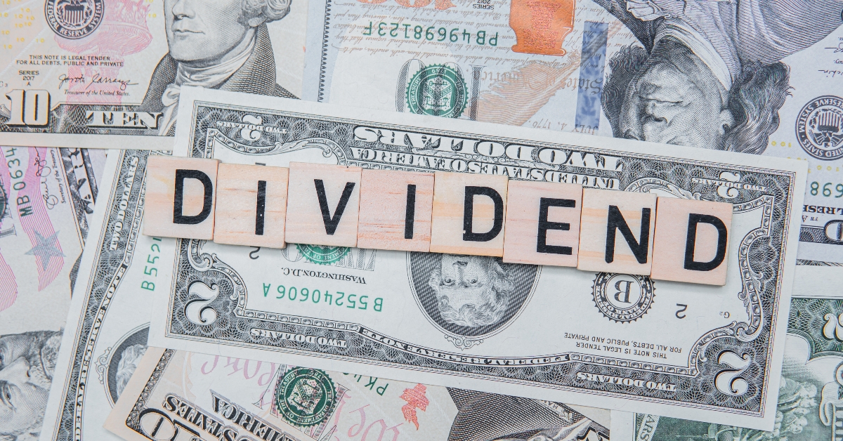 The inscription dividend on the background of American dollars