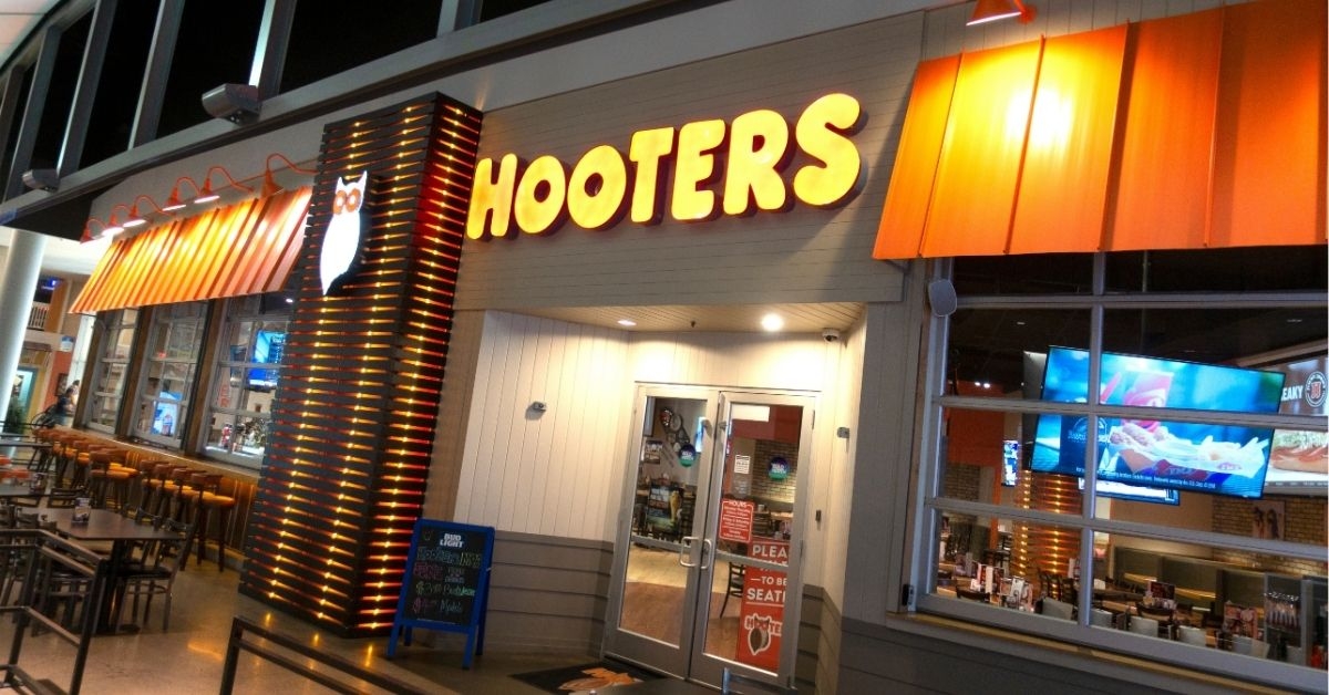 Entrance to Hooters Restaurant at the Mall of America.