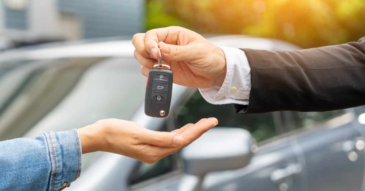 dealership manager giving car keys