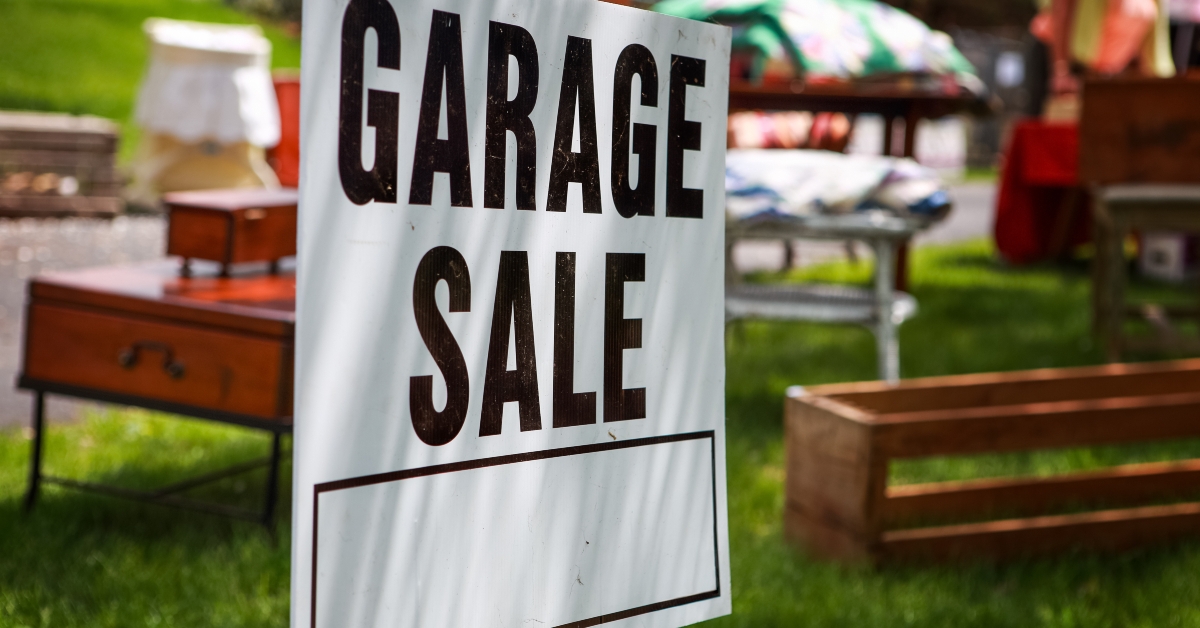 garage sale sign