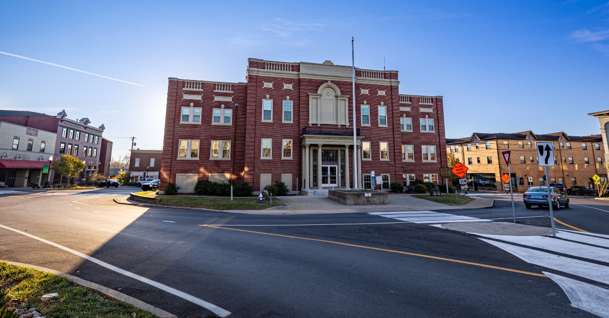 courthouse building in elizabethtown, kentucky