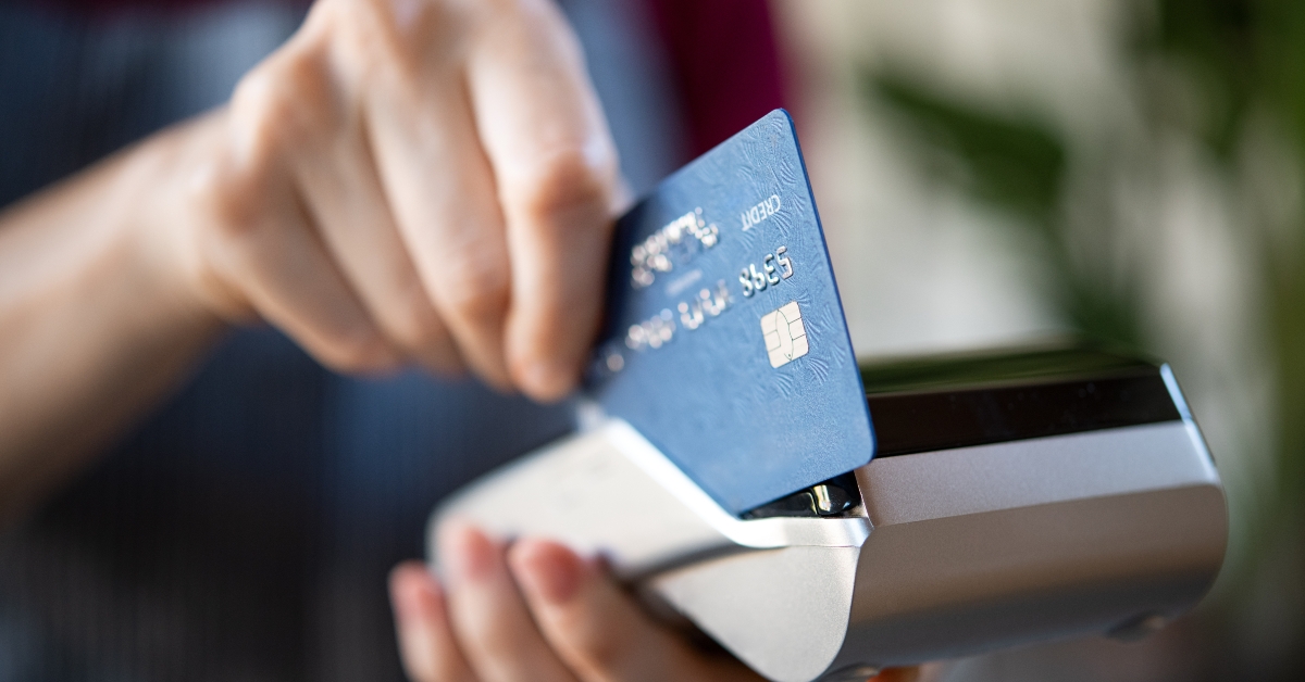 waitress swiping credit card 
