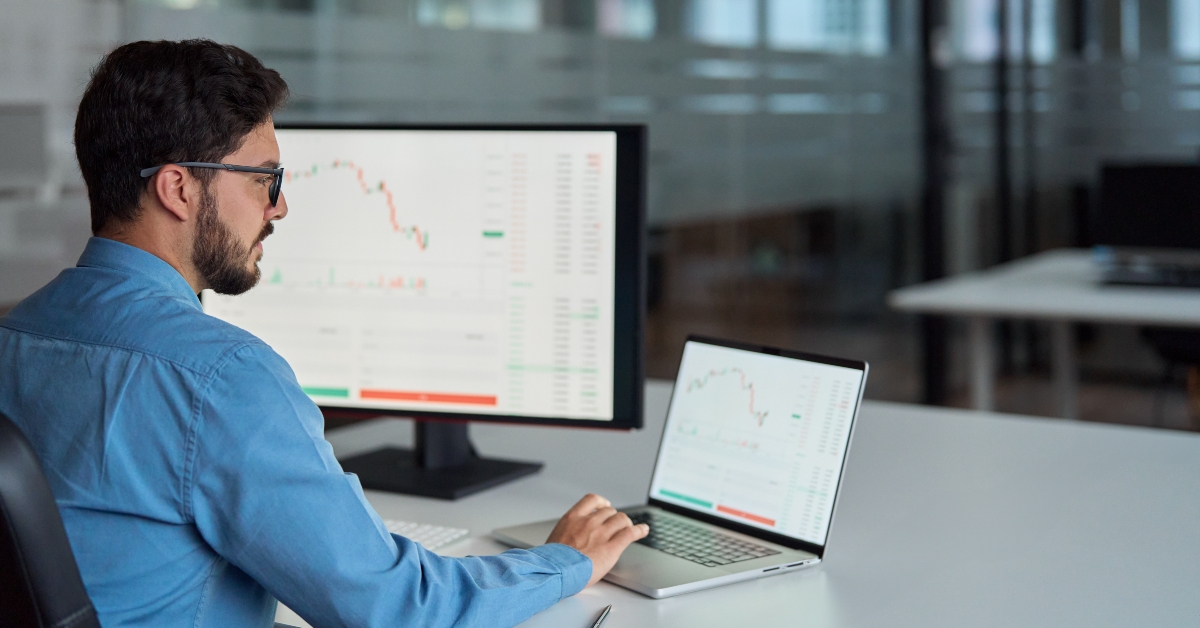 broker analyst investor using computer analyzing stock trade