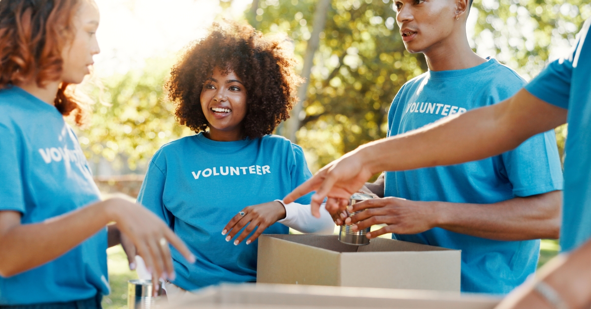 volunteer packing food supplies