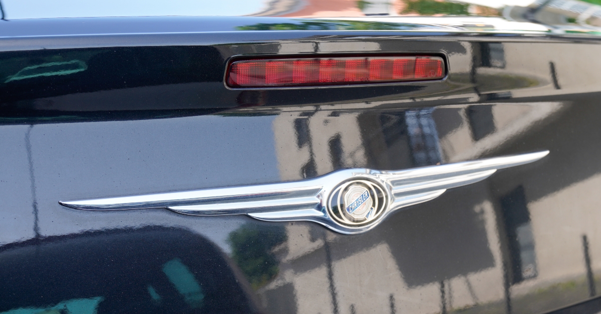 chrysler 300c car sign logo