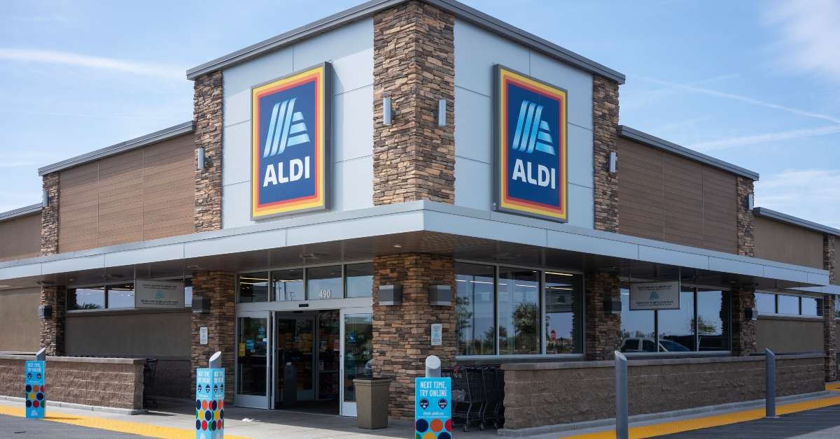 exterior view of an aldi grocery store