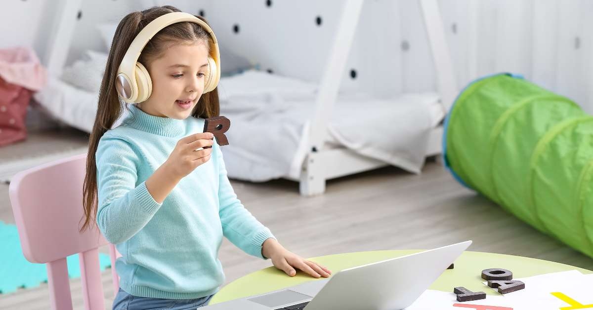 girl with laptop training pronounce letter r 