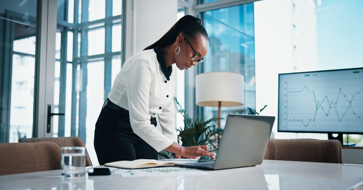 woman tracking of sales on website