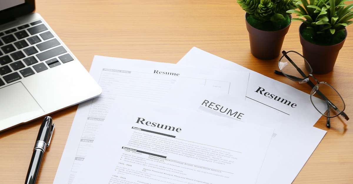 resume on table office
