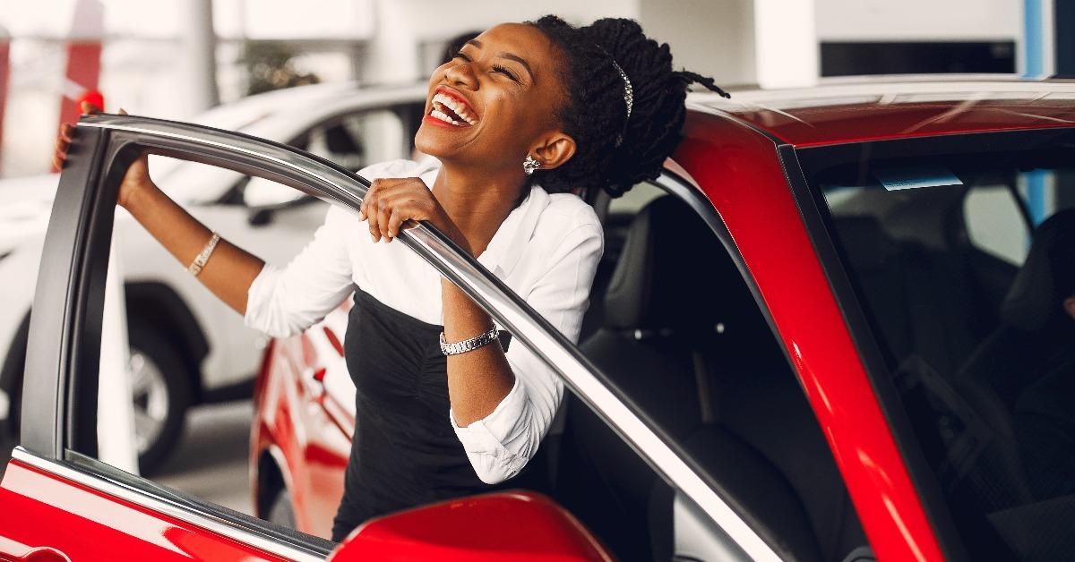 woman buying the car