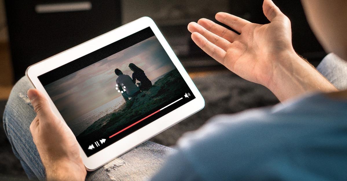 Loading icon rolling on video in an online movie streaming service