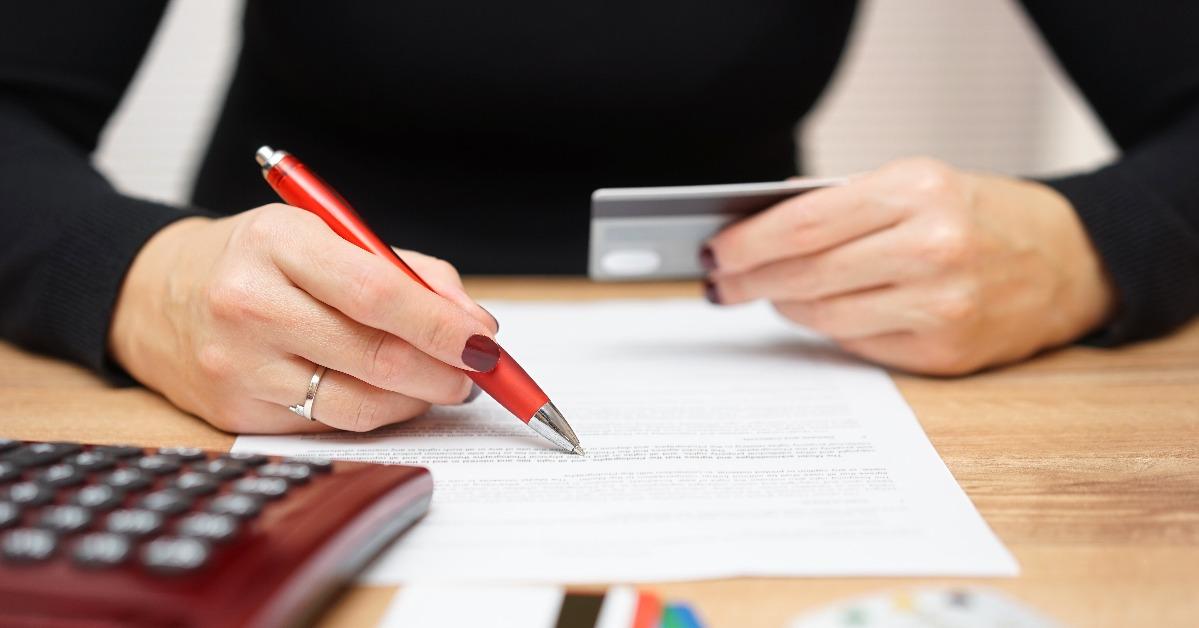 woman is opening bank account 