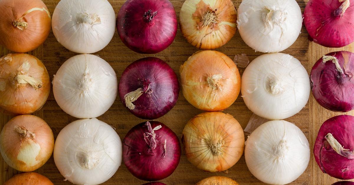 neat alternating rows of different colored onions