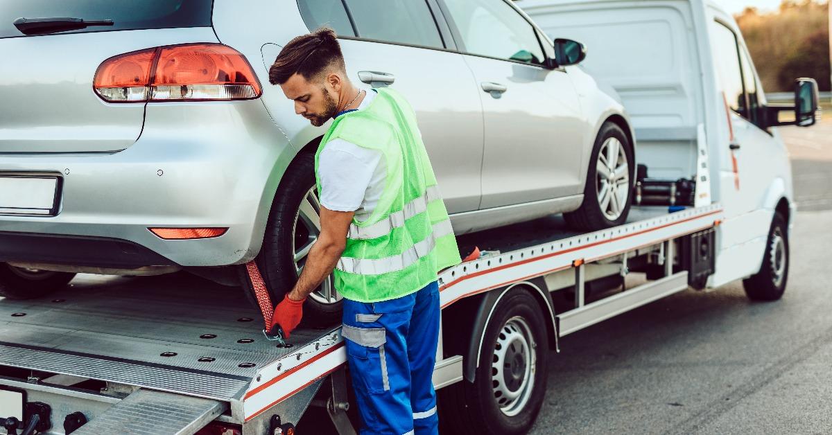  man working in towing service on the road