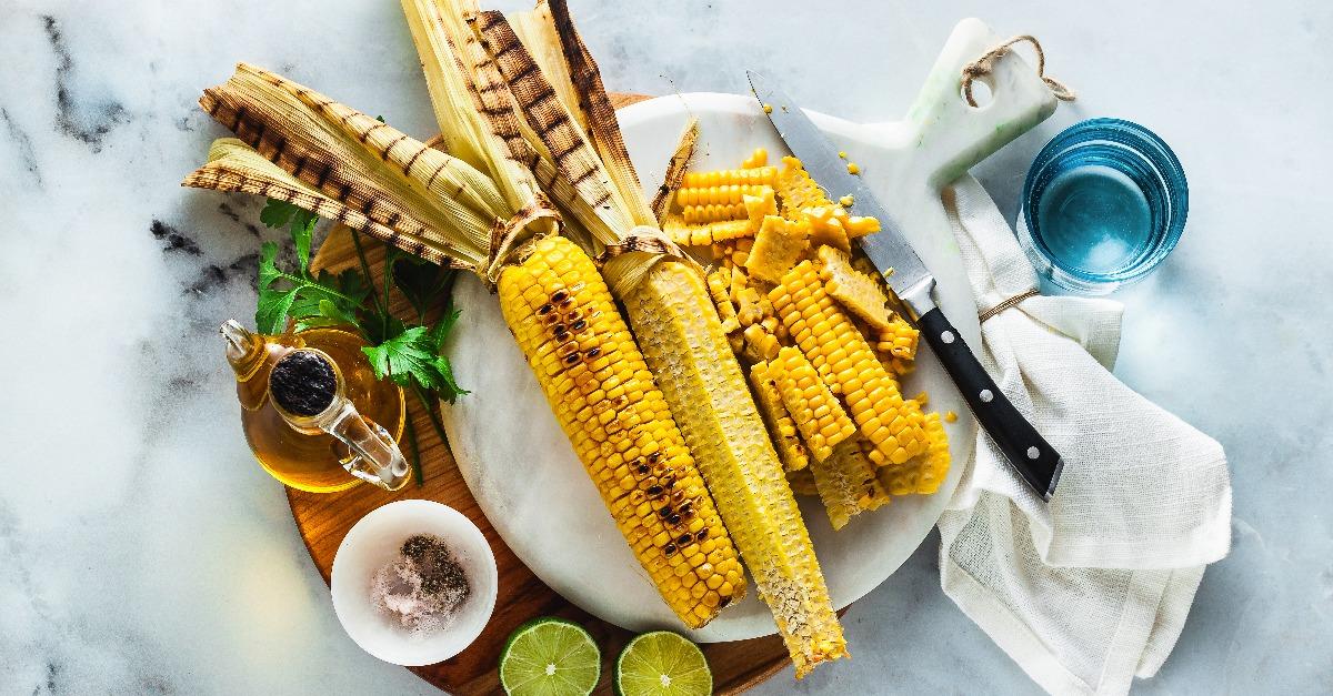 cut corn from the corn cob 