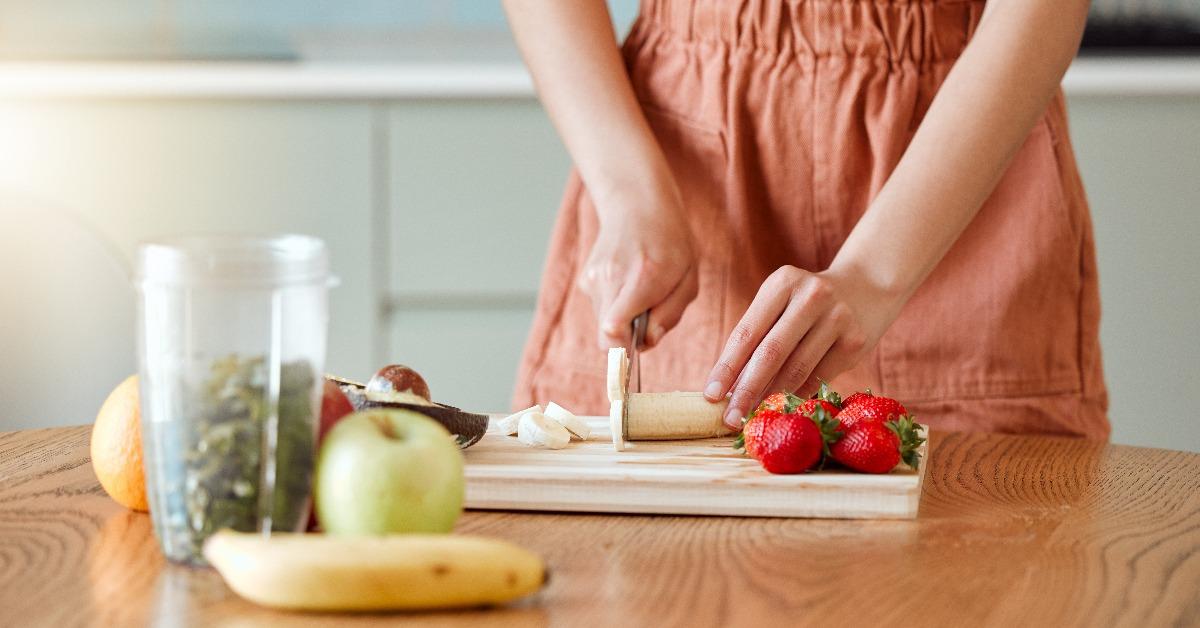 woman making healthy smoothie