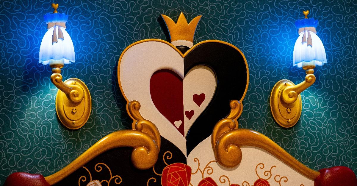 head rest and lamps in Alice in Wonderland themed room at Tokyo Disney Sea