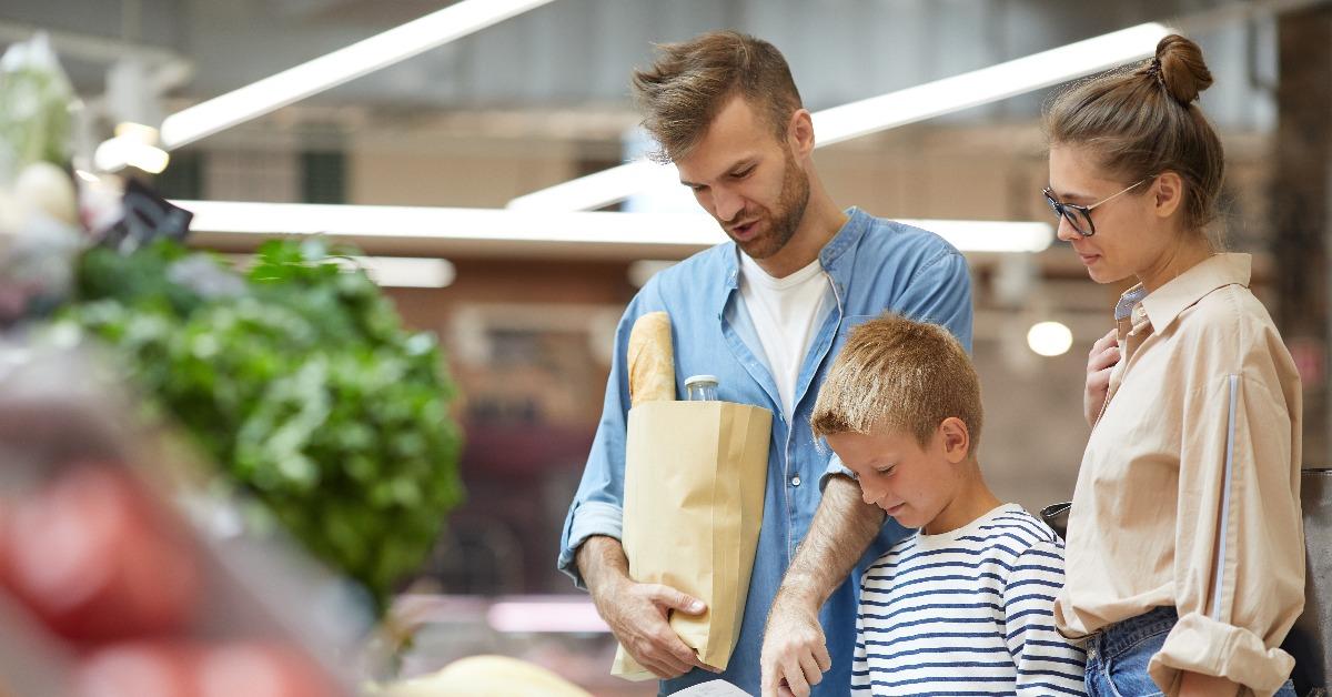  family shopping for groceries at farmers market