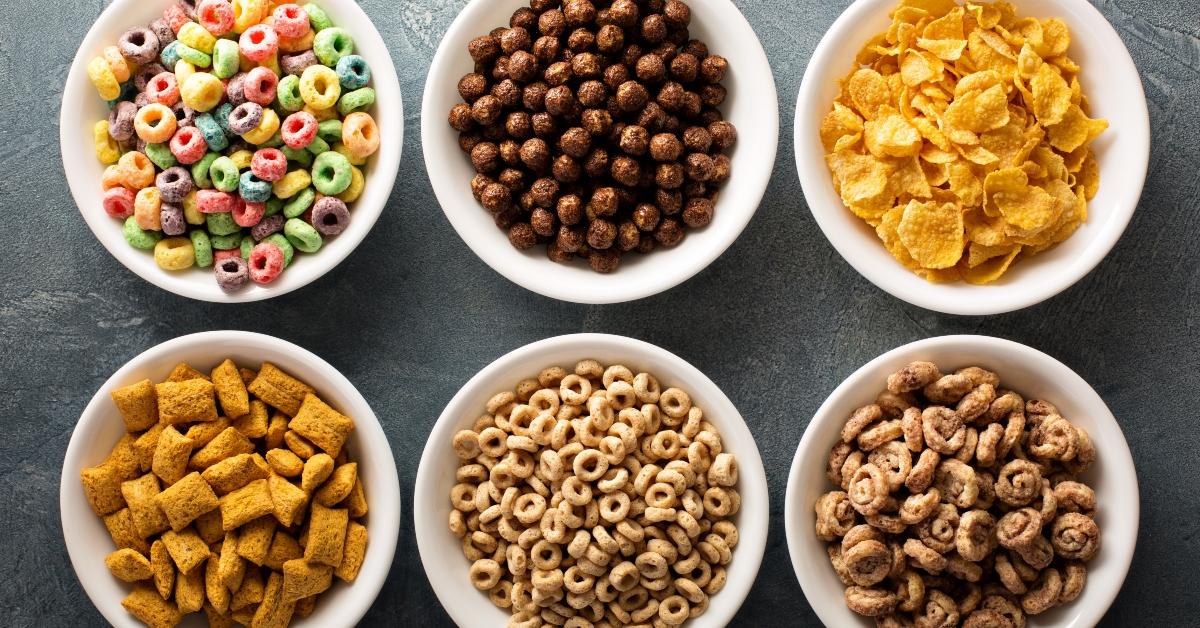 6 bowls with different kinds of cereal in them