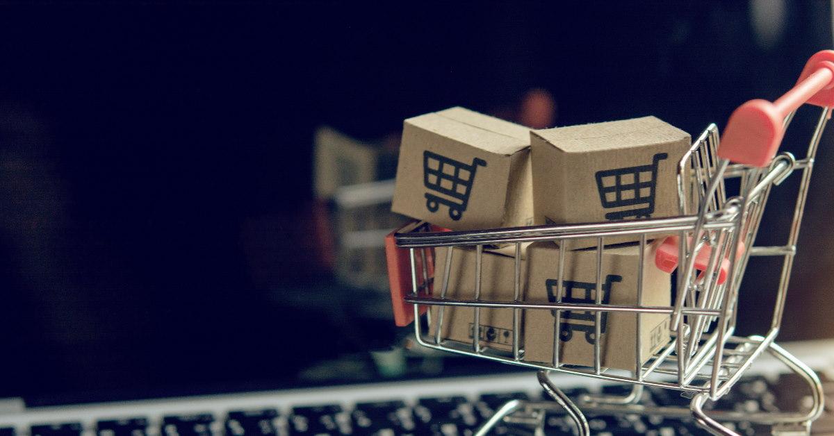 miniature trolley on laptop with tiny moving boxes