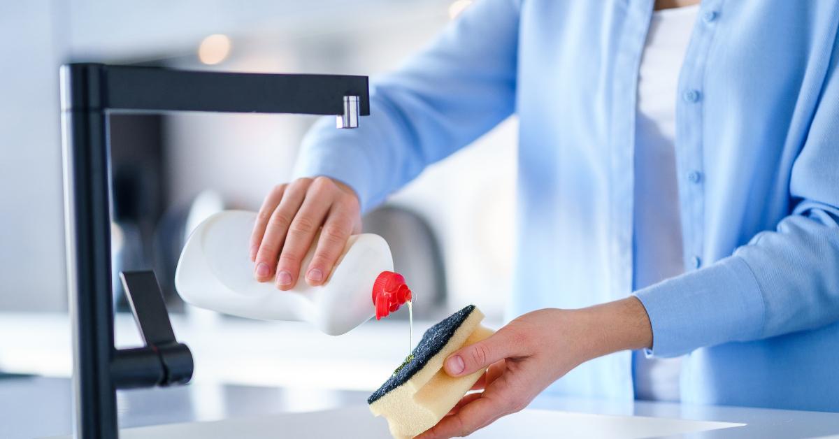 housewife uses dishwashing detergent
