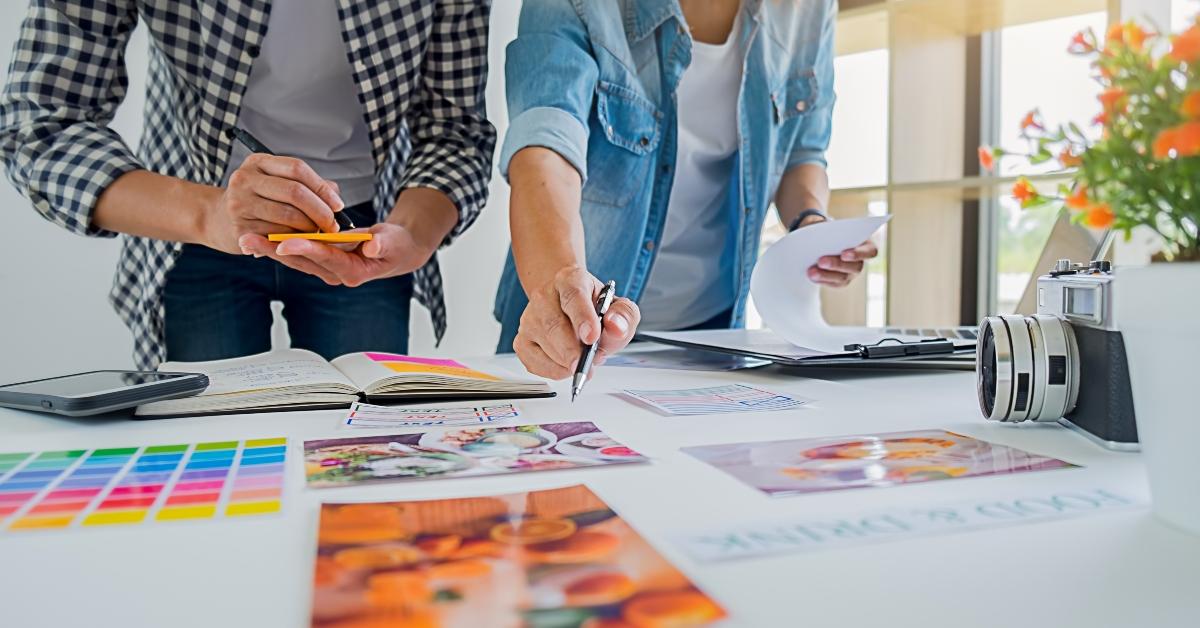 advertising designer creative start-up team discussing ideas