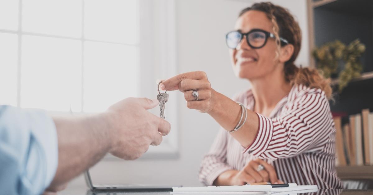 realtor give keys to renter