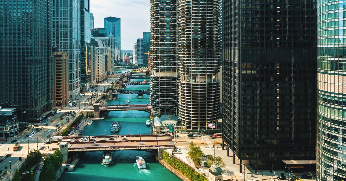 Chicago River with boats and traffic from above in the morning 