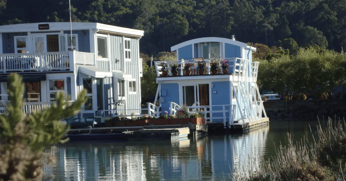 Floating guest cottage (houseboat)