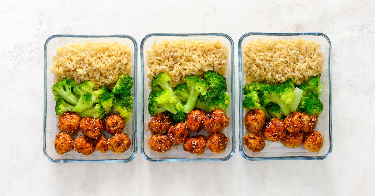 Chicken meat balls with broccoli