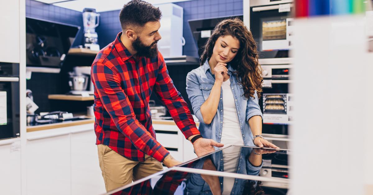 Couple buying an electric cooktop