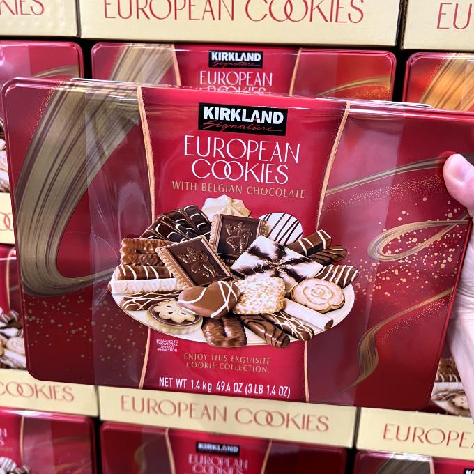 https://images.financebuzz.com/filters:quality(75)/images/2023/11/01/kirkland_signature_european_cookies_with_belgian_chocolate.jpg