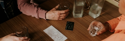 friends splitting bill on restaurent table