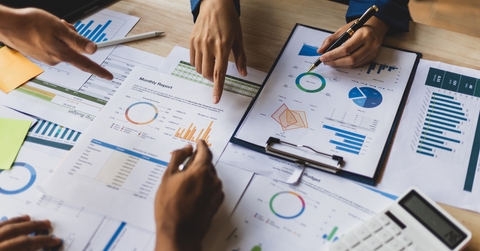 Financial consultants discuss investment