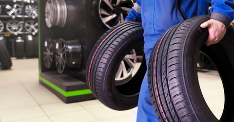 tire fitter master carries the wheels